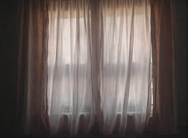 Zasłony a aranżacja małej sypialni