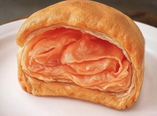 Ciasto francuskie jako przekąska z łososiem